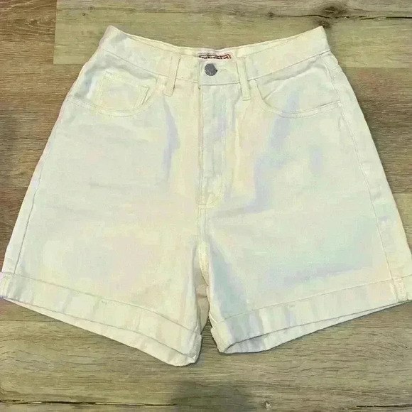 Guess vintage high waisted cream shorts - Picture 1 of 3